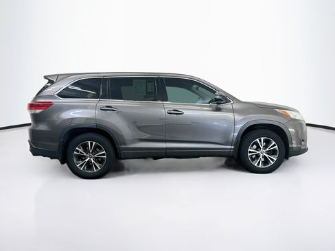 Used 2018 Toyota Highlander LE AWD/4WD image 10
