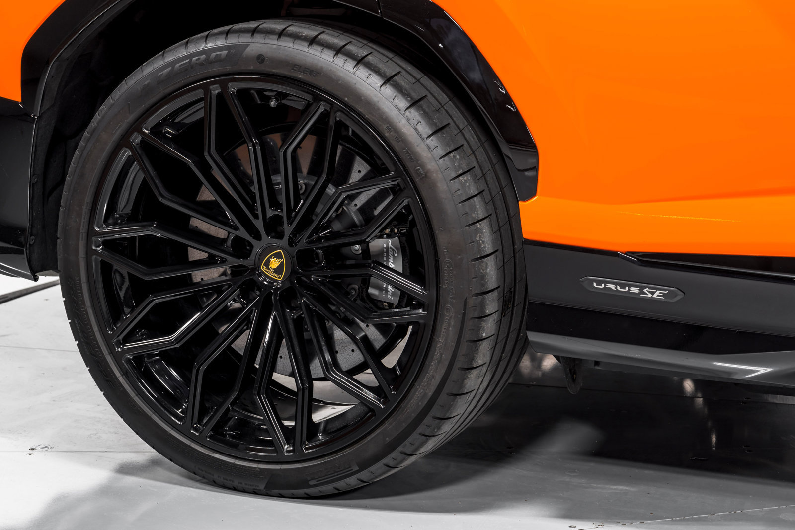 Used 2025 Lamborghini Urus SE AWD/4WD image 55