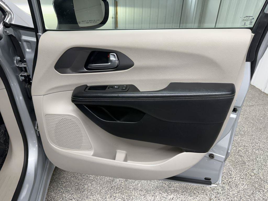 Used 2023 Chrysler Pacifica Touring-L FWD image 43