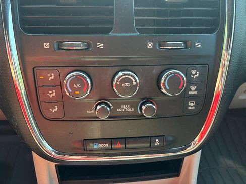 Used 2020 Dodge Grand Caravan SXT FWD image 14