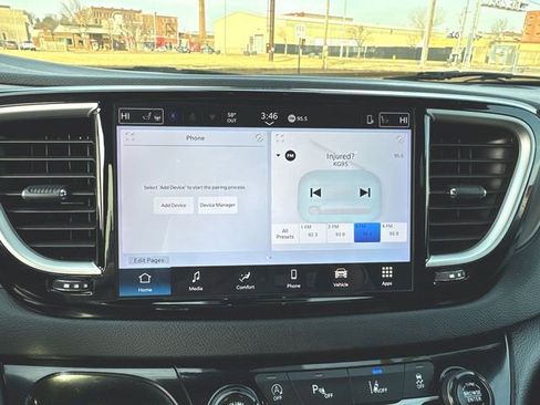 Used 2025 Chrysler Pacifica Select image 13