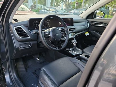 Used 2025 Kia Seltos EX w/ EX Sunroof Package FWD image 10