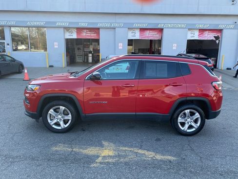 Used 2024 Jeep Compass Latitude w/ Altitude Special Edition AWD/4WD image 3