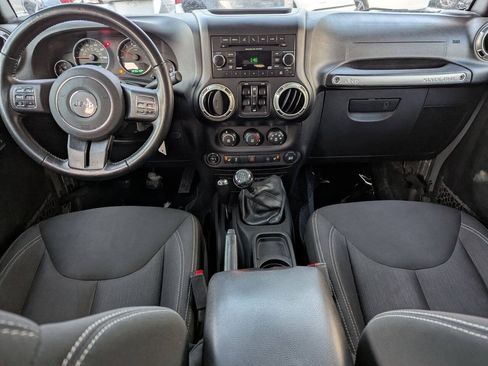 Used 2017 Jeep Wrangler Unlimited Rubicon w/ Connectivity Group AWD/4WD image 16