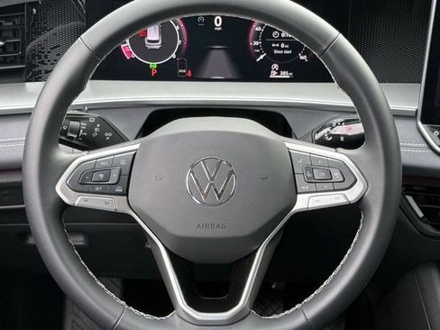 Used 2025 Volkswagen Tiguan SE FWD image 10