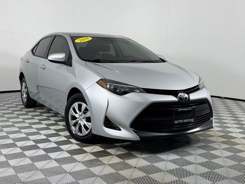 Used 2018 Toyota Corolla L FWD image 2