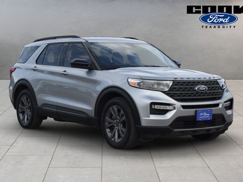Used 2023 Ford Explorer XLT w/ Equipment Group 202A RWD image 2