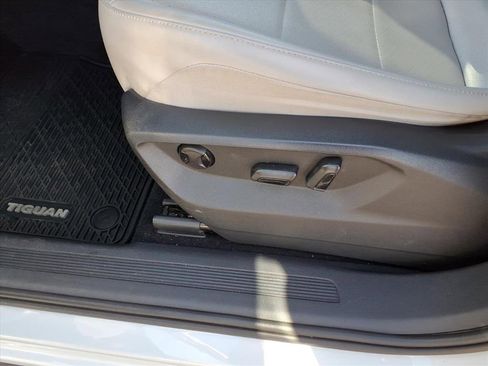 Used 2019 Volkswagen Tiguan SE w/ Panoramic Sunroof Package image 12