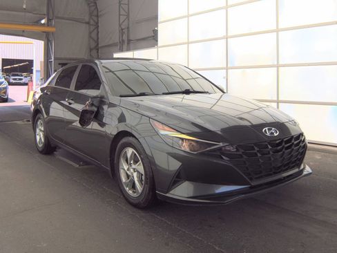 Used 2022 Hyundai Elantra SE FWD image 2