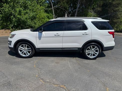 Used 2017 Ford Explorer XLT w/ Equipment Group 202A FWD image 2