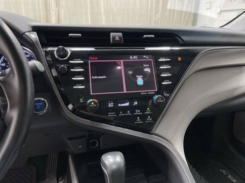 Used 2020 Toyota Camry SE w/ Sunroof Package FWD image 11