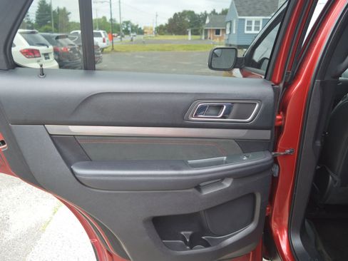 Used 2018 Ford Explorer XLT w/ Equipment Group 202A FWD image 29
