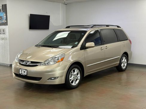 Used 2006 Toyota Sienna XLE Limited FWD image 3
