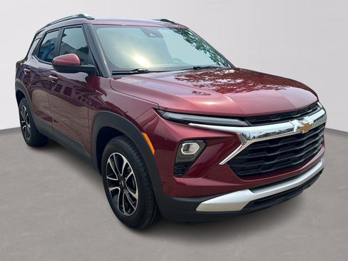 Used 2025 Chevrolet TrailBlazer LT FWD image 2