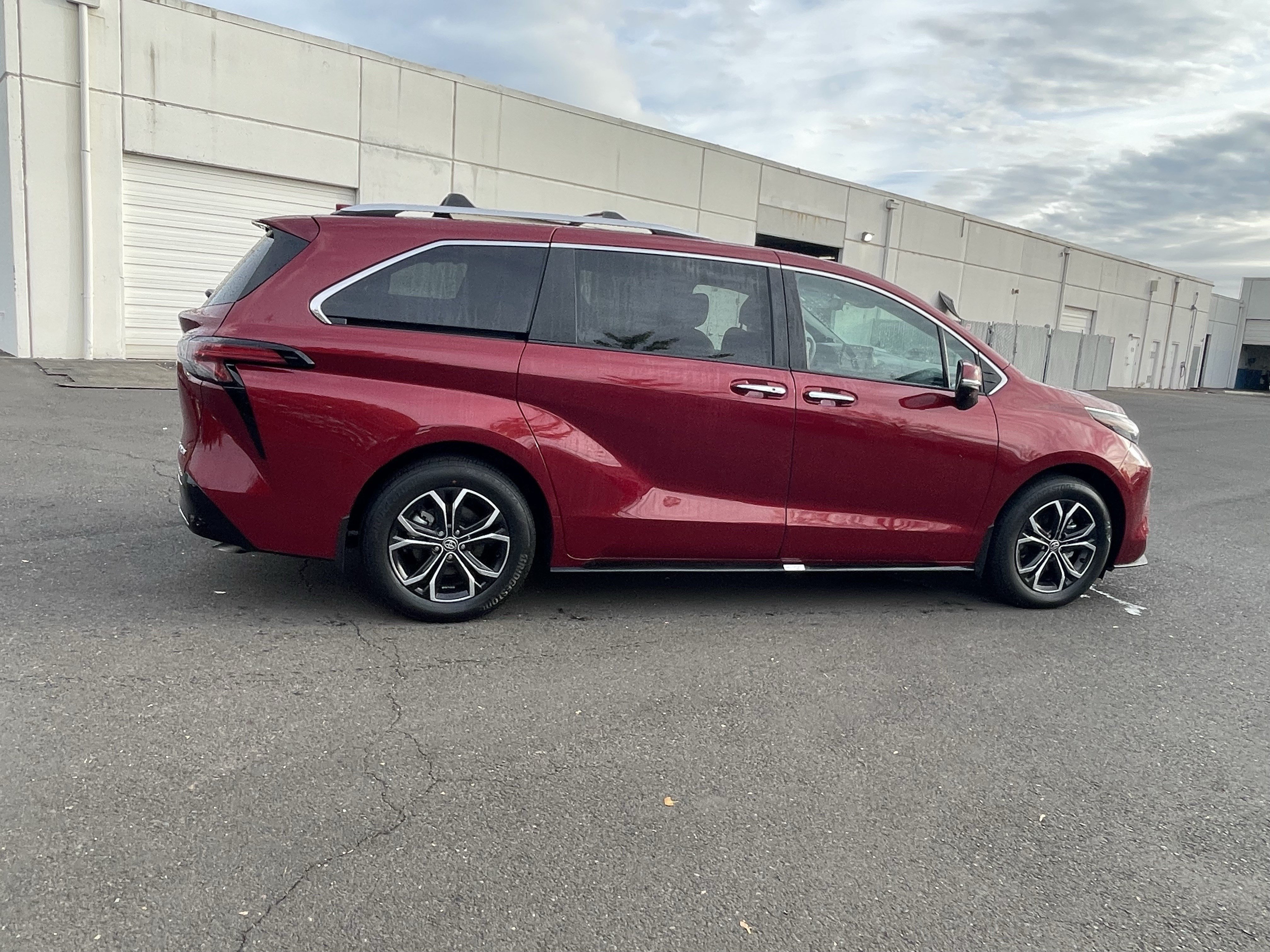 Used 2025 Toyota Sienna Platinum AWD/4WD image 6