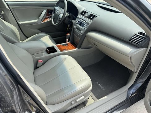 Used 2011 Toyota Camry XLE w/ XLE Extra-Value Pkg #2 FWD image 5