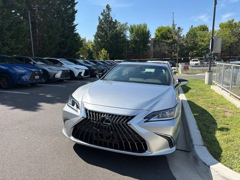 Used 2025 Lexus ES 300h w/ Premium Package FWD image 2