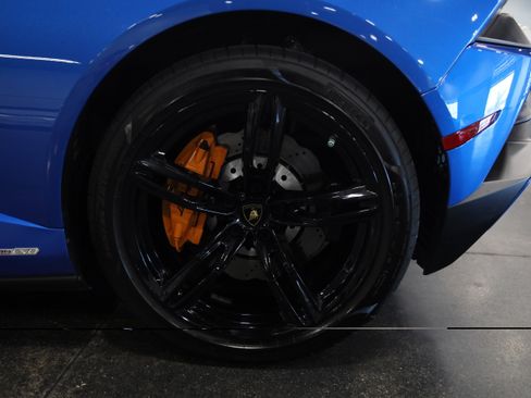 Used 2020 Lamborghini Huracan EVO RWD image 11