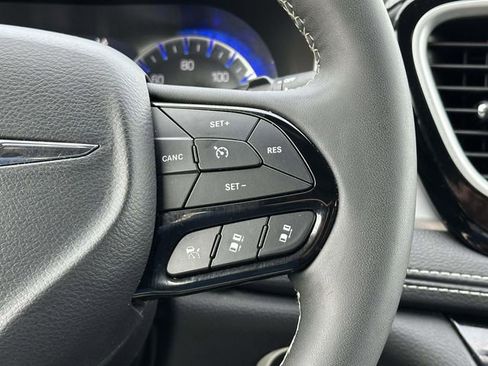 Used 2025 Chrysler Pacifica Limited image 24
