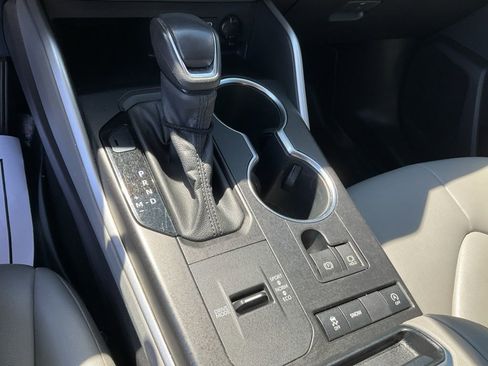 Used 2022 Toyota Highlander XLE image 11