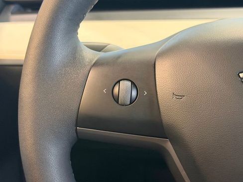 Used 2022 Tesla Model Y Long Range AWD/4WD image 24