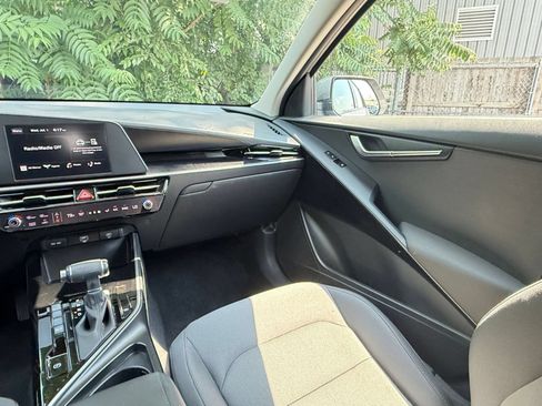 Used 2026 Kia Niro LX FWD image 33
