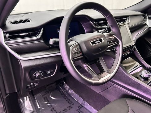 Used 2024 Jeep Grand Cherokee Laredo image 14