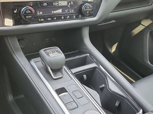 Used 2023 Nissan Pathfinder SL AWD/4WD image 17