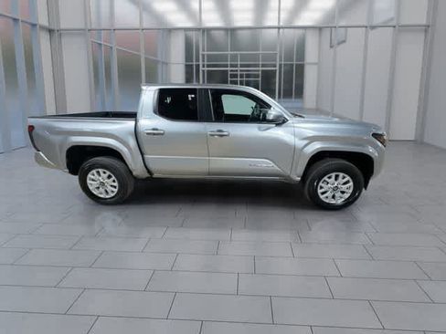Certified 2025 Toyota Tacoma SR5 AWD/4WD image 9