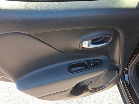 Used 2022 Jeep Renegade Latitude w/ Convenience Group image 19