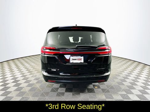 Used 2025 Chrysler Pacifica Limited image 9
