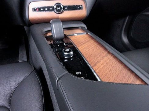 Certified 2025 Volvo XC90 T8 Plus w/ Protection Package Premier image 31