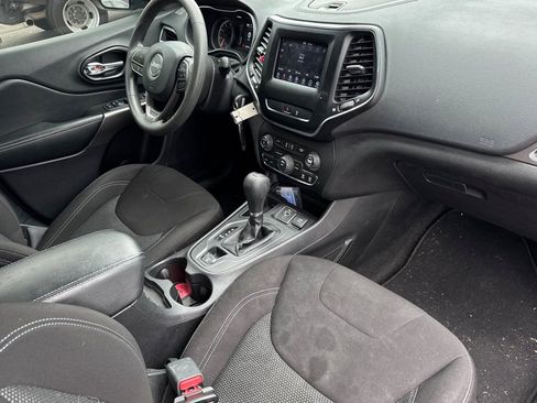 Used 2021 Jeep Cherokee Latitude FWD image 19