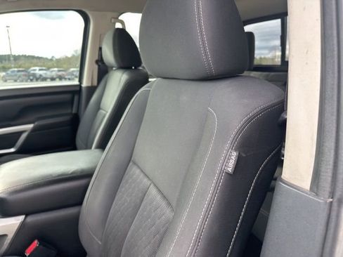 Used 2018 Nissan Titan SV w/ SV Convenience Package image 12