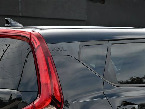 Used 2022 Kia Soul LX w/ Technology Package FWD image 9