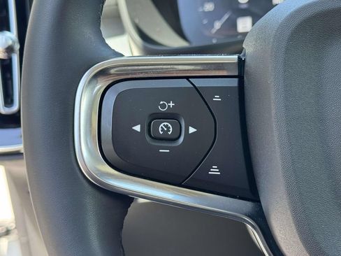 Used 2022 Volvo XC40 T5 Momentum w/ Premium Package AWD/4WD image 22