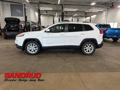 Used 2017 Jeep Cherokee Latitude w/ Comfort/Convenience Group image 1