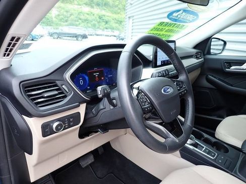 Certified 2022 Ford Escape SEL w/ Technology Package AWD/4WD image 17