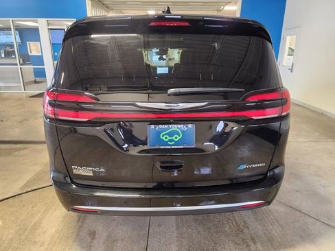 Used 2025 Chrysler Pacifica Pinnacle FWD image 3