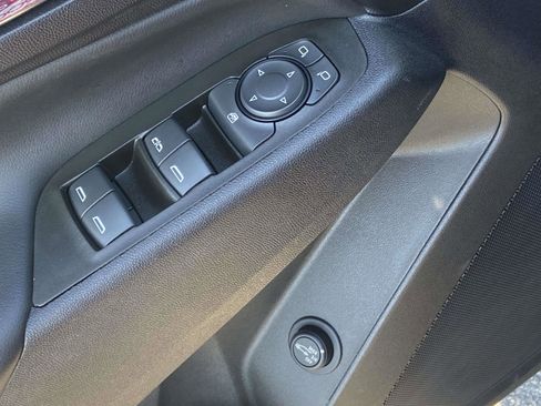 Used 2020 Chevrolet Equinox LT w/ Driver Convenience Package image 8