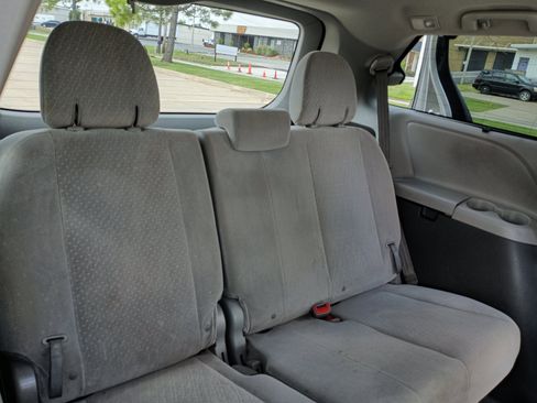 Used 2017 Toyota Sienna LE image 13