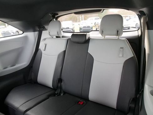 Used 2023 Toyota Sienna XSE image 15