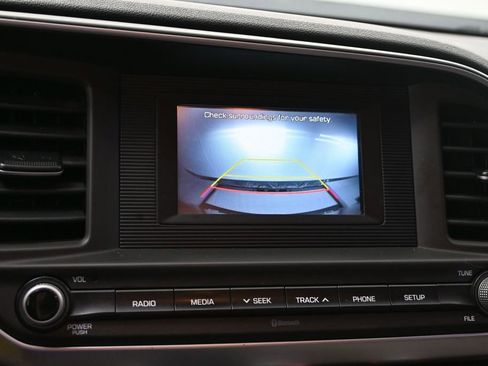 Used 2020 Hyundai Elantra SE FWD image 20