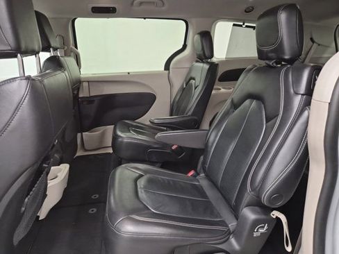 Used 2022 Chrysler Pacifica Touring-L image 15