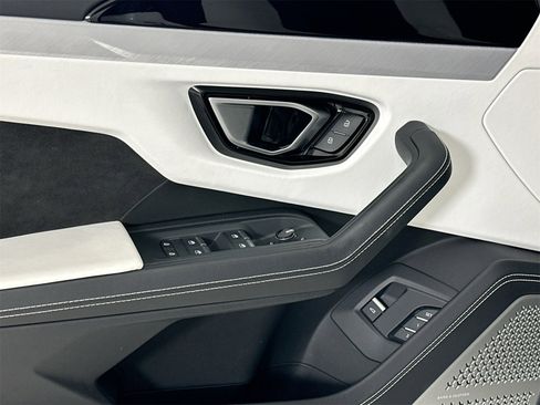 Used 2021 Lamborghini Urus Base image 18