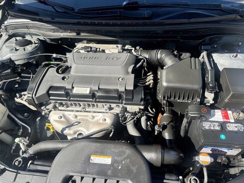 Used 2010 Hyundai Elantra GLS image 16