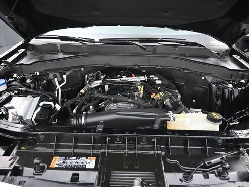 Used 2025 Ford Explorer Active w/ Active Comfort Package RWD image 12
