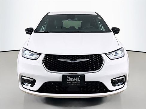 New 2026 Chrysler Pacifica Select image 2