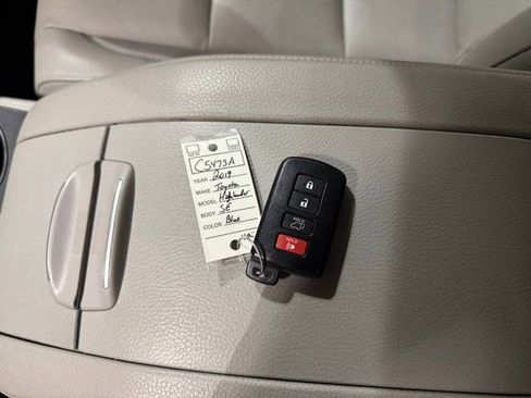 Used 2019 Toyota Highlander SE image 24