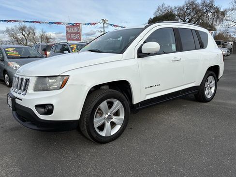 Used 2016 Jeep Compass Latitude image 1
